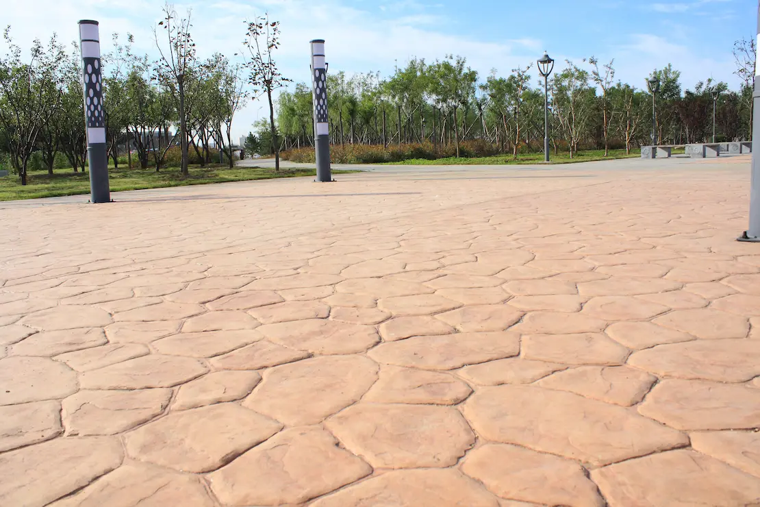 Zona de relax de una facultad con pavimento de hormigón impreso Zona de relax de una facultad con pavimento de hormigón impreso