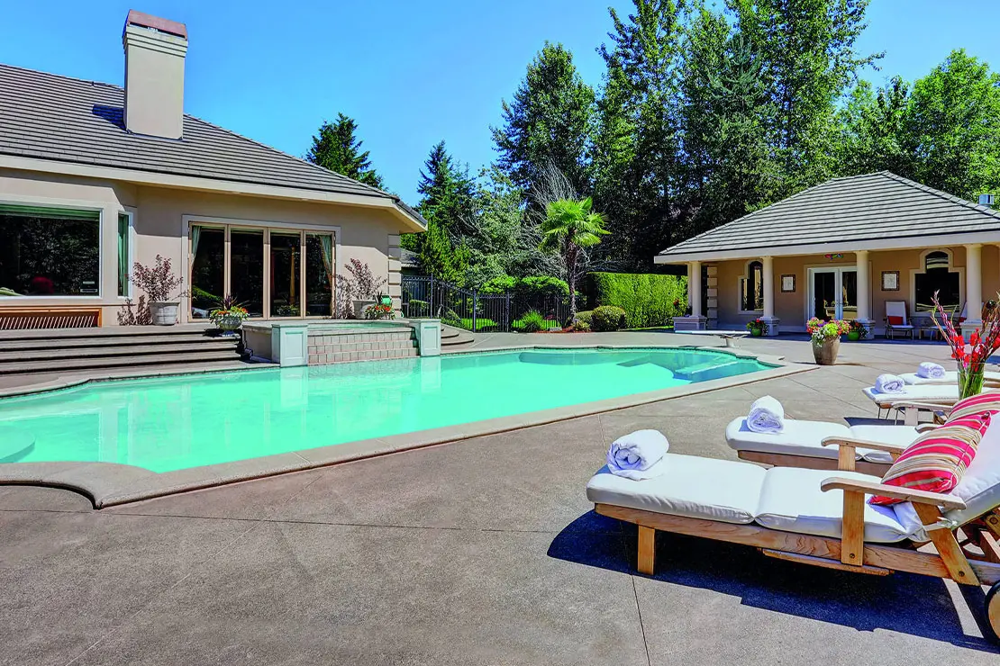 Residencia con impresionante piscina revestida con hormigón impreso. Residencia con impresionante piscina revestida con hormigón impreso.
